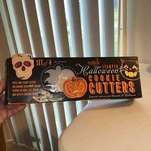 NIB Williams Sonoma wsKids Halloween Stamped Cookie Cutters- Set of 4